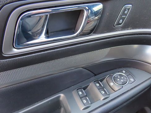 Certified 2018 Ford Explorer XLT w/ Equipment Group 201A image 11