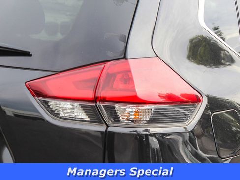 Used 2018 Nissan Rogue SV image 7