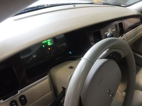 Used 2008 Lincoln Town Car Signature Limited image 28