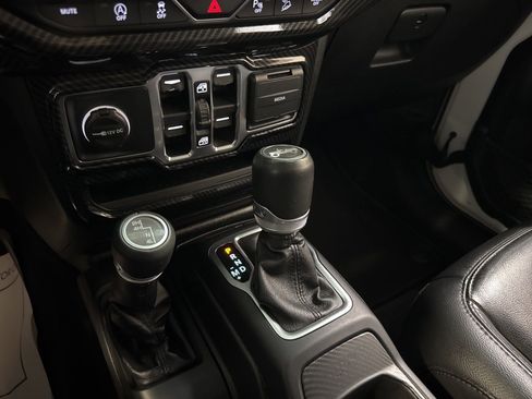 Used 2019 Jeep Wrangler Unlimited Sahara image 28