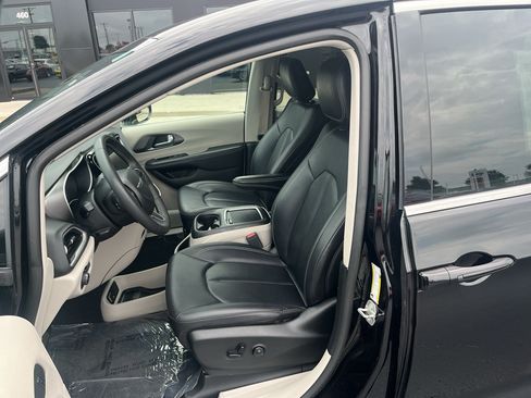 Used 2024 Chrysler Pacifica Touring-L FWD image 30