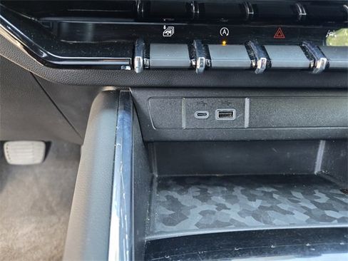 Used 2023 GMC Canyon AT4 image 17