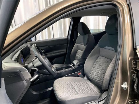 Certified 2025 Nissan Kicks SV AWD/4WD image 10