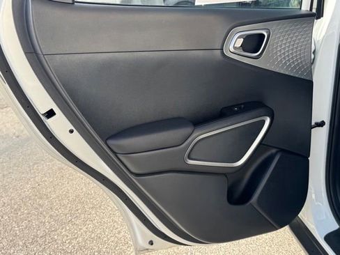 Certified 2025 Kia Soul LX w/ LX Technology Package FWD image 10