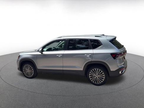 Used 2025 Volkswagen Taos SE FWD image 8