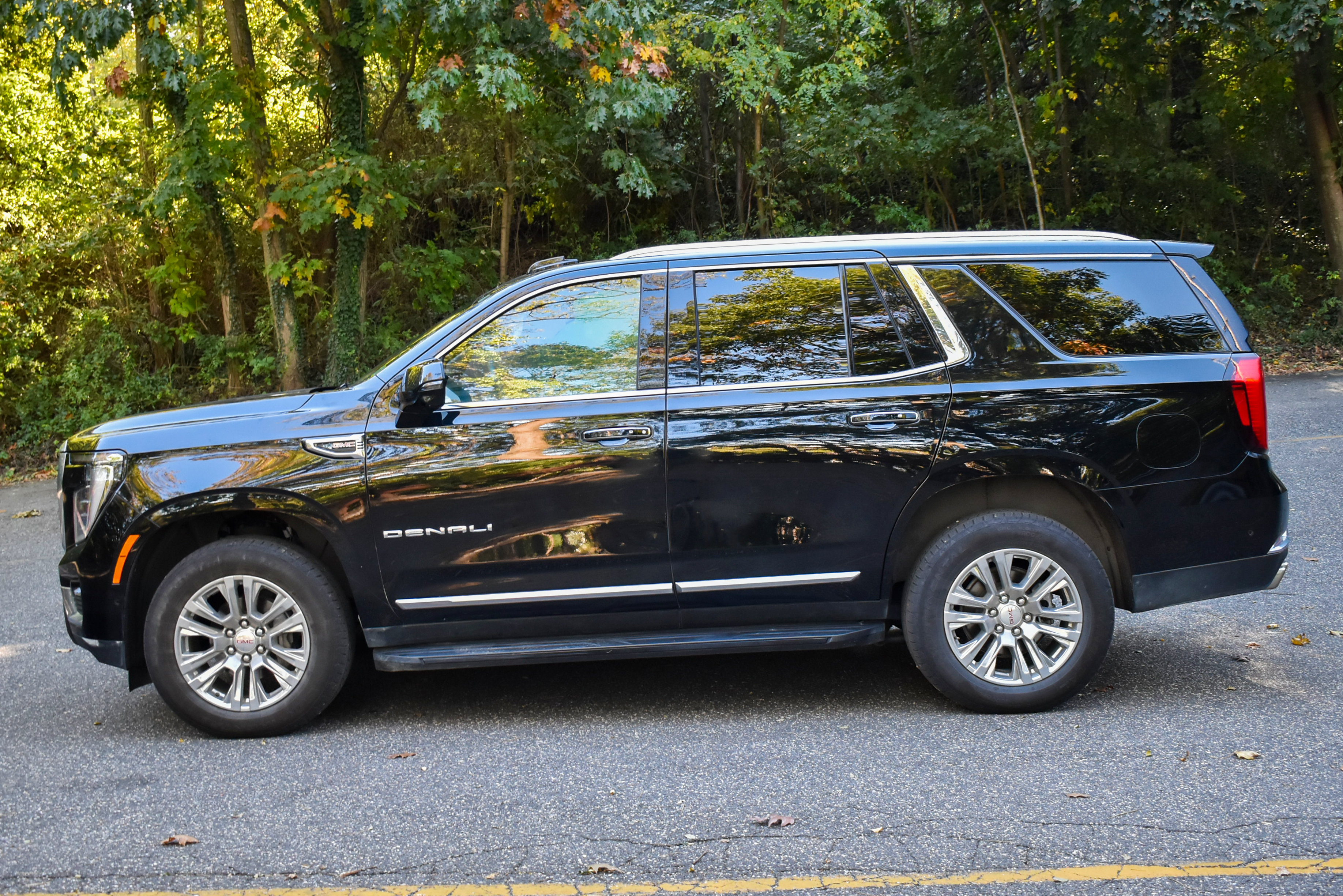 Used 2025 GMC Yukon Denali AWD/4WD image 5