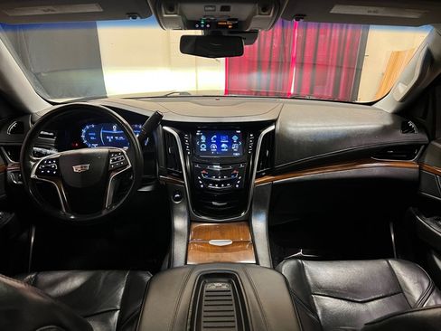 Used 2018 Cadillac Escalade Luxury RWD image 14
