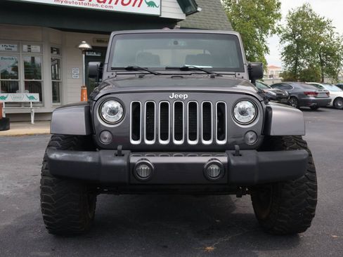 Used 2017 Jeep Wrangler Sahara w/ Connectivity Group AWD/4WD image 8