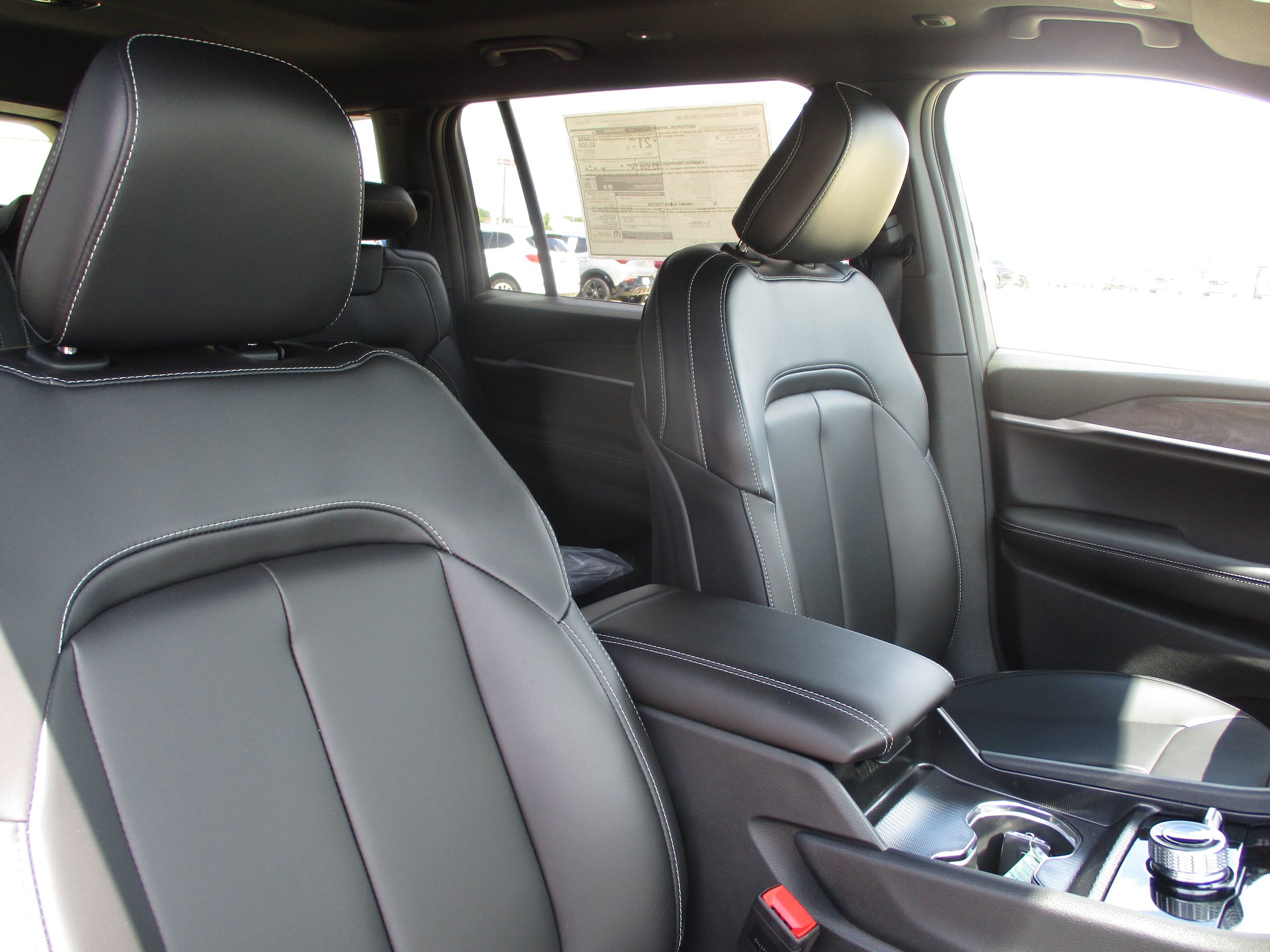Used 2025 Jeep Grand Cherokee L Limited w/ Black Appearance Package AWD/4WD image 44