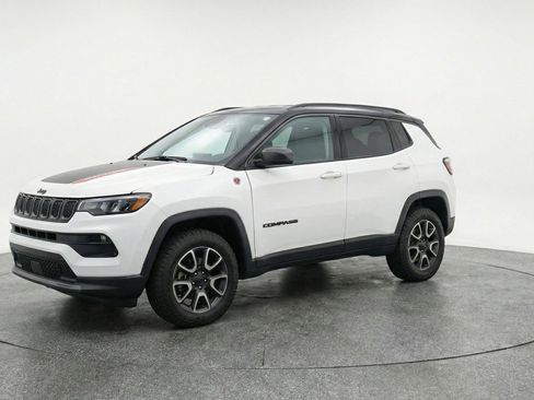 Used 2025 Jeep Compass Trailhawk image 3