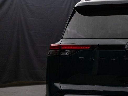 Used 2024 Nissan Pathfinder SL w/ Black Appearance Package image 12