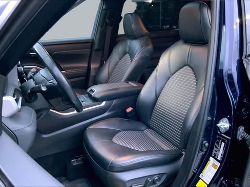 Used 2022 Toyota Highlander XSE FWD image 14