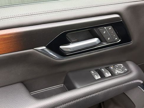 Used 2025 GMC Yukon XL Denali w/ Sun & Power Step Package image 30