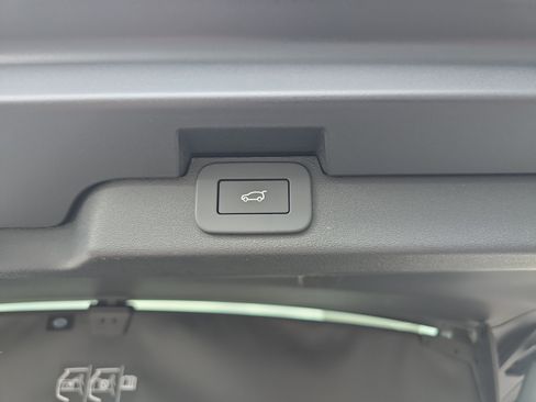 Certified 2025 Land Rover Discovery S image 8