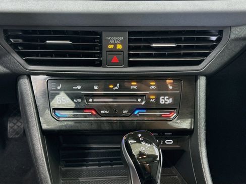 Used 2025 Volkswagen Jetta SE FWD image 23