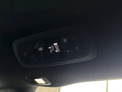 Used 2025 Chrysler Pacifica Limited FWD image 25