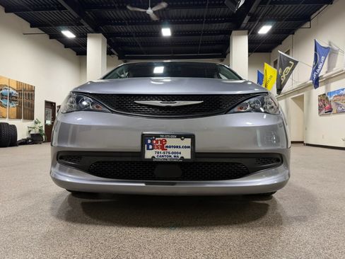 Used 2021 Chrysler Voyager L FWD image 12