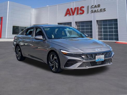 Used 2025 Hyundai Elantra SEL image 3