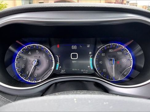 Used 2026 Chrysler Pacifica Limited FWD image 13