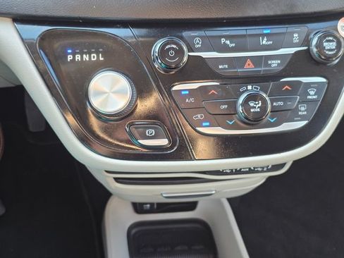 Used 2023 Chrysler Pacifica Touring-L FWD image 25