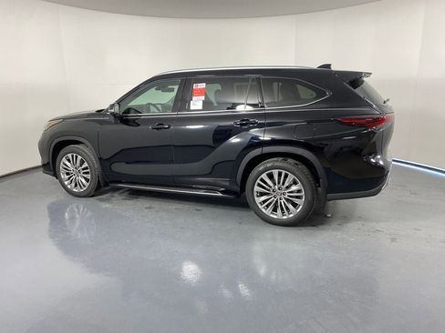 New 2026 Toyota Highlander Platinum image 6