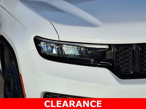 Used 2023 Jeep Grand Cherokee Altitude image 9