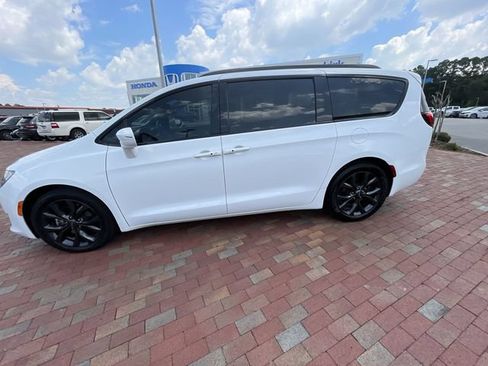 Used 2018 Chrysler Pacifica Touring Plus w/ S Appearance Package FWD image 28