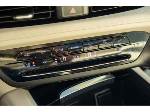 Used 2023 Buick Envision Avenir FWD image 30