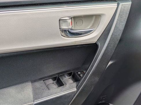 Used 2018 Toyota Corolla LE FWD image 2