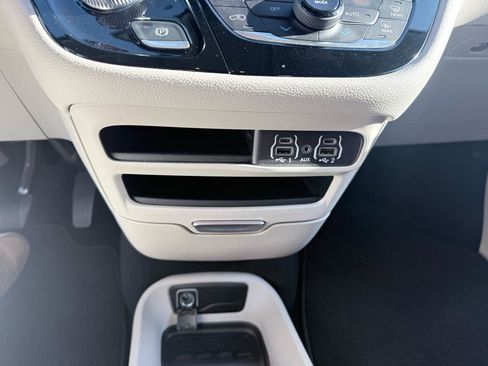 Used 2024 Chrysler Pacifica Touring-L image 20