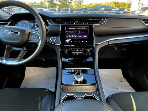 New 2025 Jeep Grand Cherokee Altitude image 5