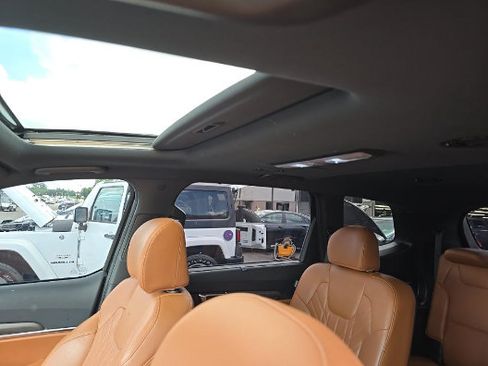 Used 2025 Kia Telluride AWD image 14