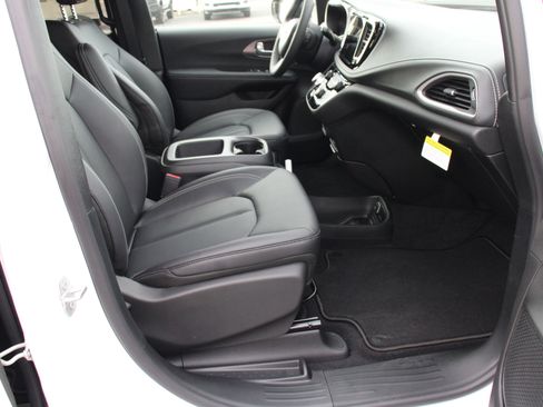 New 2026 Chrysler Pacifica Select image 31