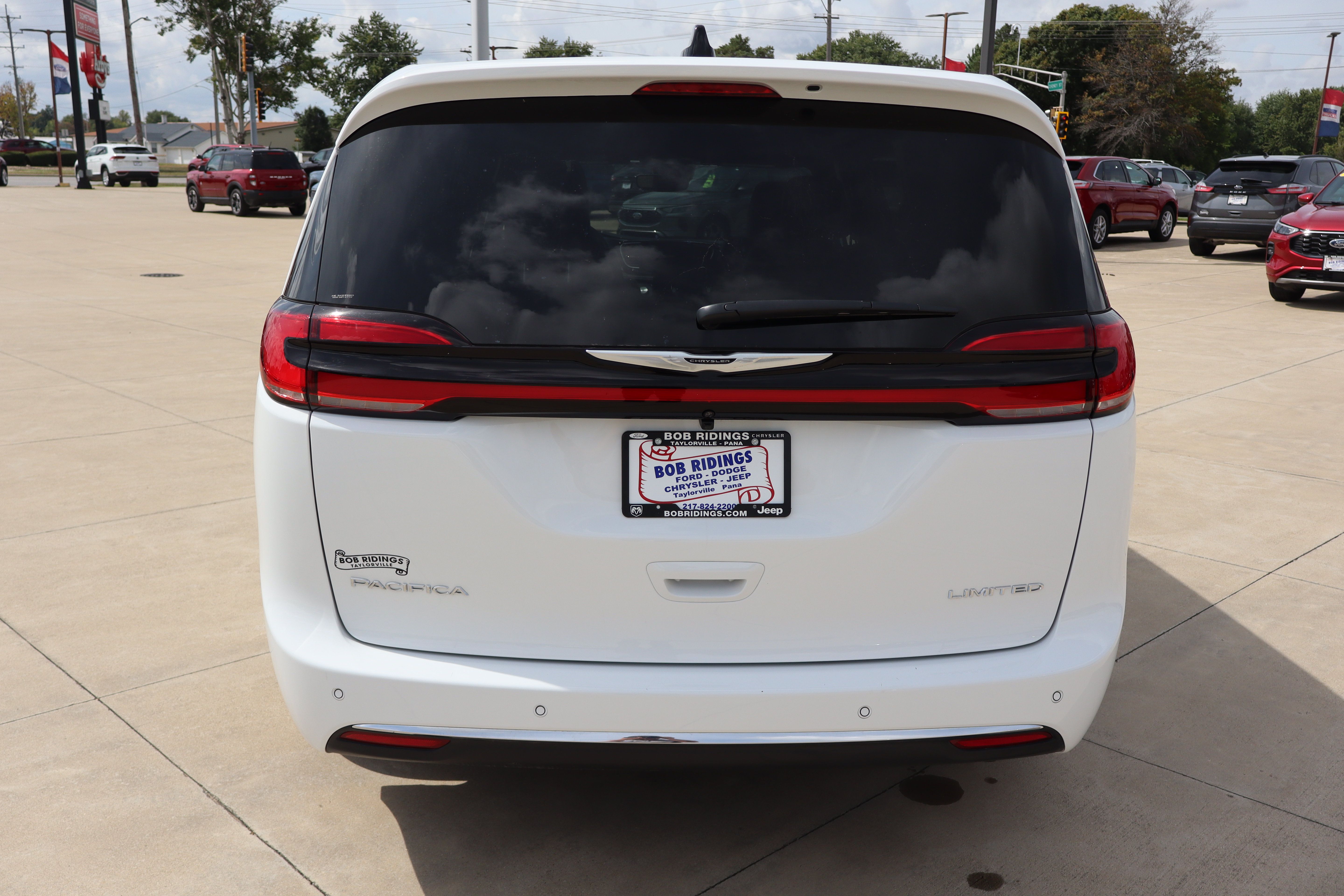 Used 2026 Chrysler Pacifica Limited FWD image 6