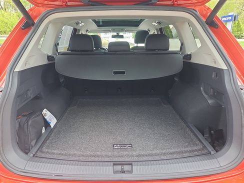 Used 2018 Volkswagen Tiguan SEL AWD/4WD image 32