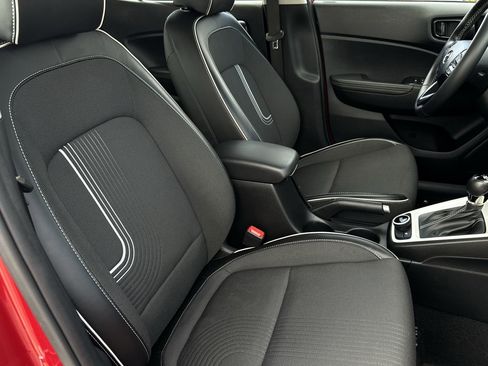 Used 2022 Hyundai Venue Limited image 21
