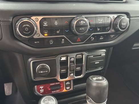 Used 2024 Jeep Wrangler Unlimited Rubicon image 32