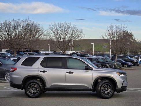 Used 2025 Honda Pilot TrailSport image 3