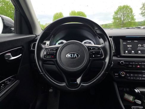 Used 2017 Kia Niro EX FWD image 25