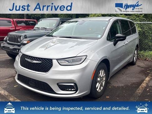 Used 2024 Chrysler Pacifica Touring-L FWD image 1