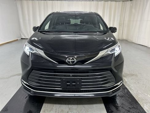 Used 2026 Toyota Sienna Platinum AWD/4WD image 3