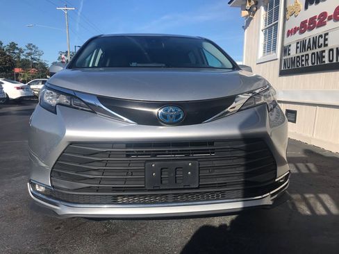 Used 2022 Toyota Sienna XLE FWD image 4