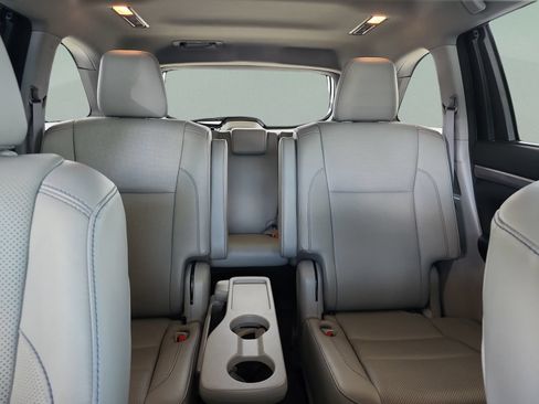 Used 2018 Toyota Highlander Limited FWD image 18