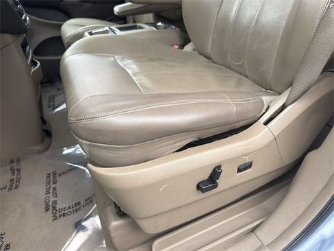 Used 2013 Chrysler Town & Country Touring image 12
