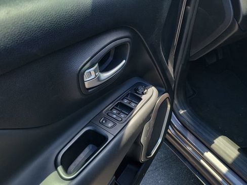 Used 2019 Jeep Renegade Limited w/ UConnect 8.4 Nav Group AWD/4WD image 18