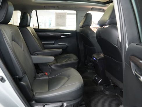 Used 2022 Toyota Highlander Platinum image 32