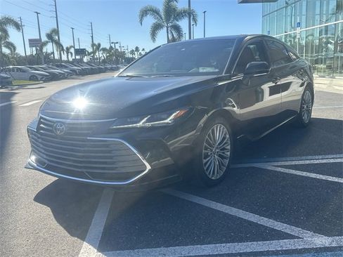 Used 2022 Toyota Avalon Limited image 2