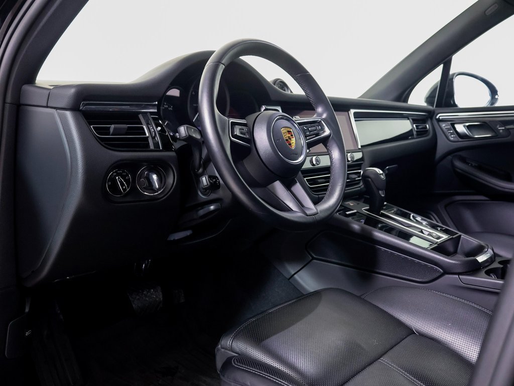 Certified 2025 Porsche Macan AWD/4WD image 4