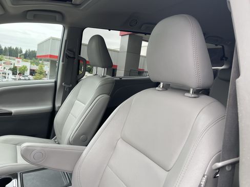 Certified 2020 Toyota Sienna XLE FWD image 18