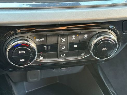 Used 2025 Chevrolet Trax LT w/ LT Convenience Package image 27